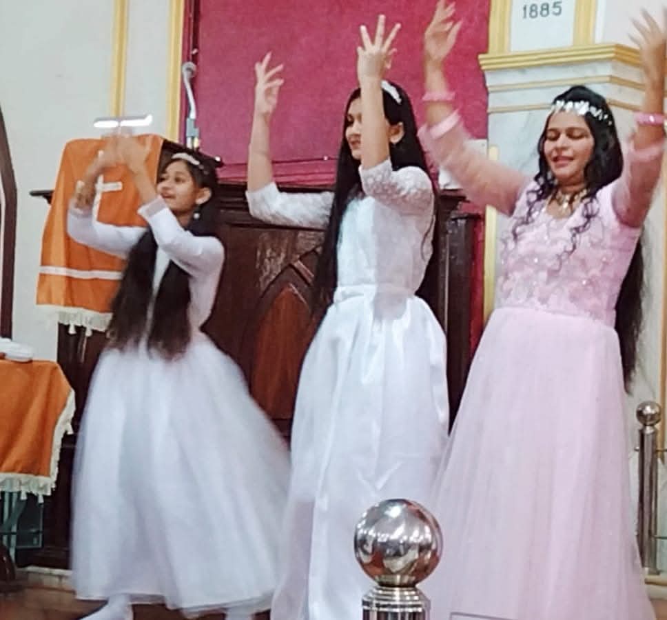 White gift Sunday celebration